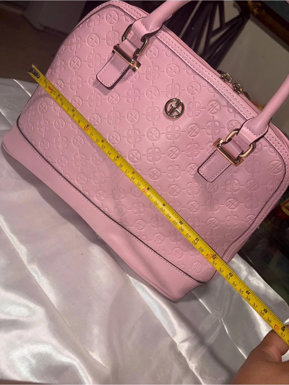 A pink dome-type handbag Giani Bernini